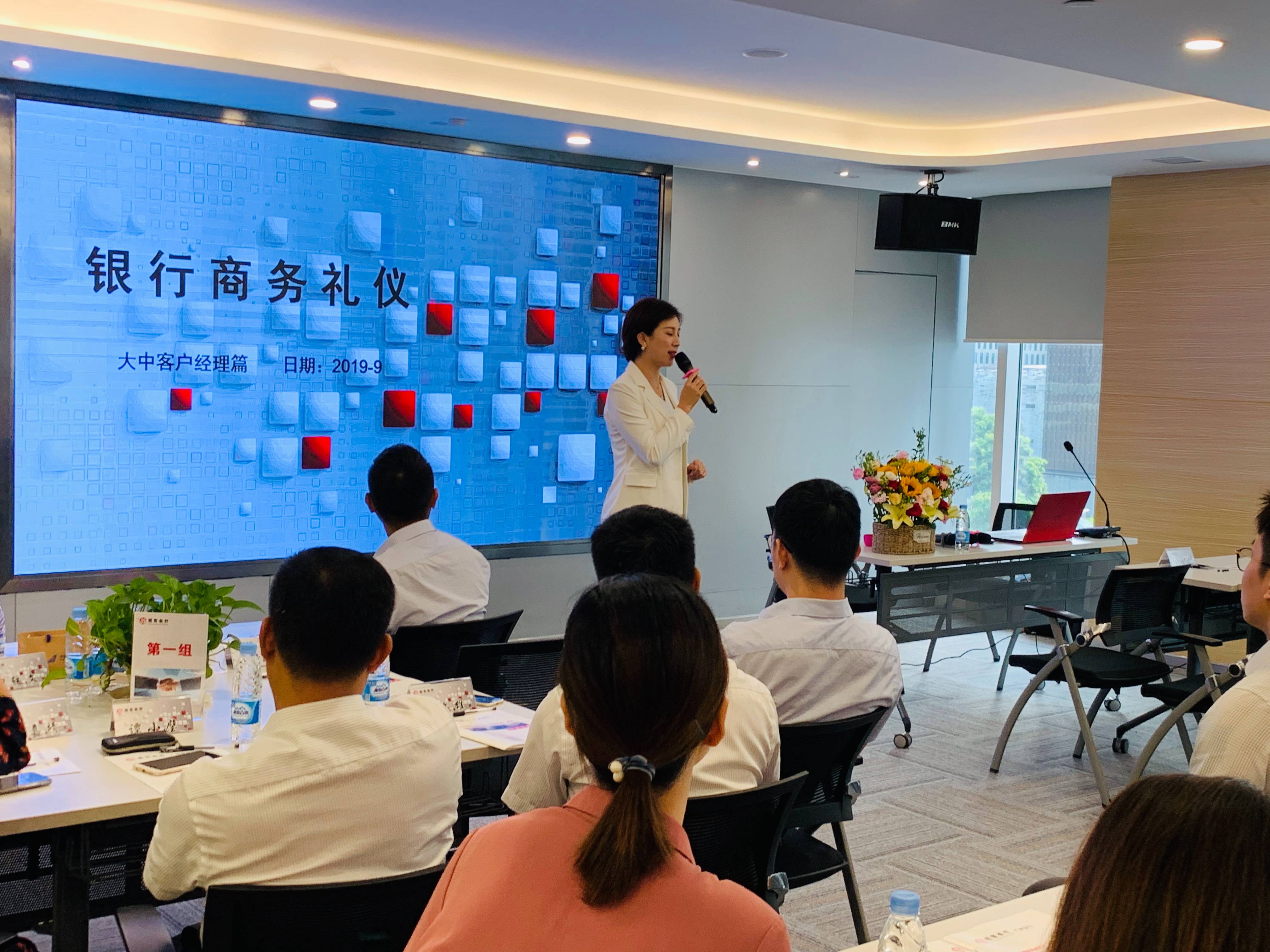 選擇珠海專業(yè)禮儀培訓基地，推動組織形象的新高度