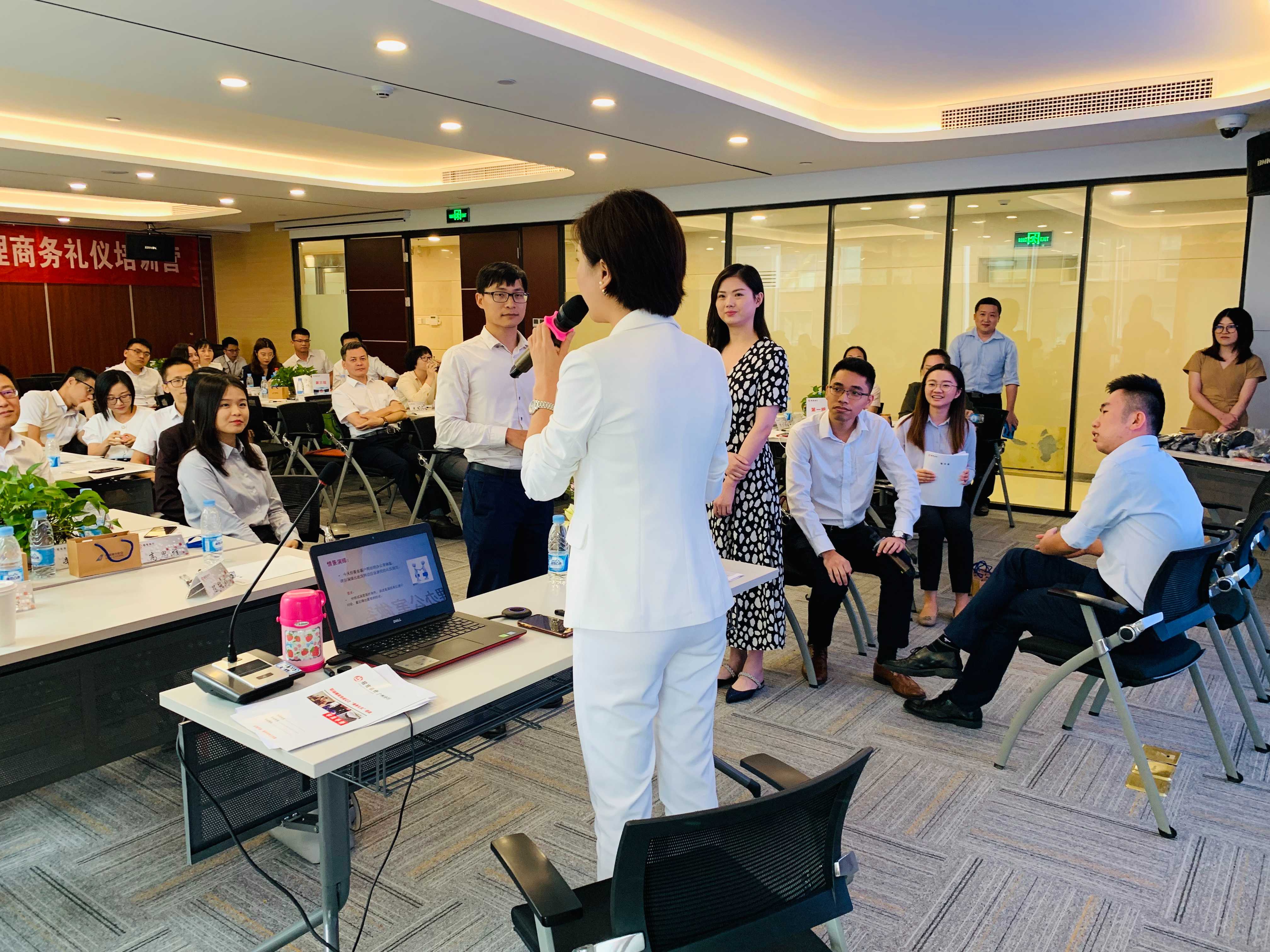 服務(wù)效能與企業(yè)發(fā)展并重，廣州服務(wù)禮儀培訓(xùn)中心的貢獻(xiàn)