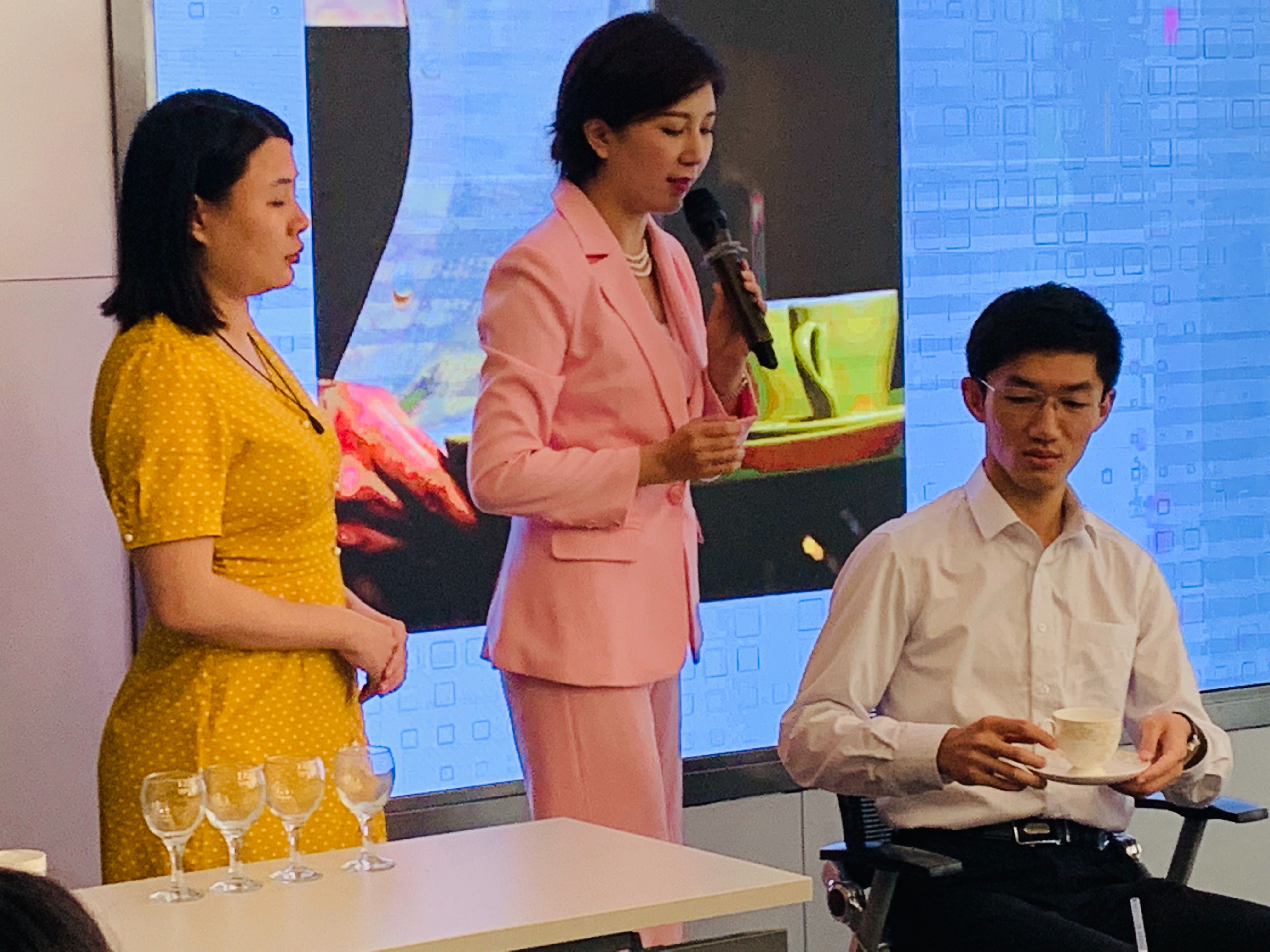 東莞禮儀培訓中心解析：東莞商場培訓禮儀的重要性