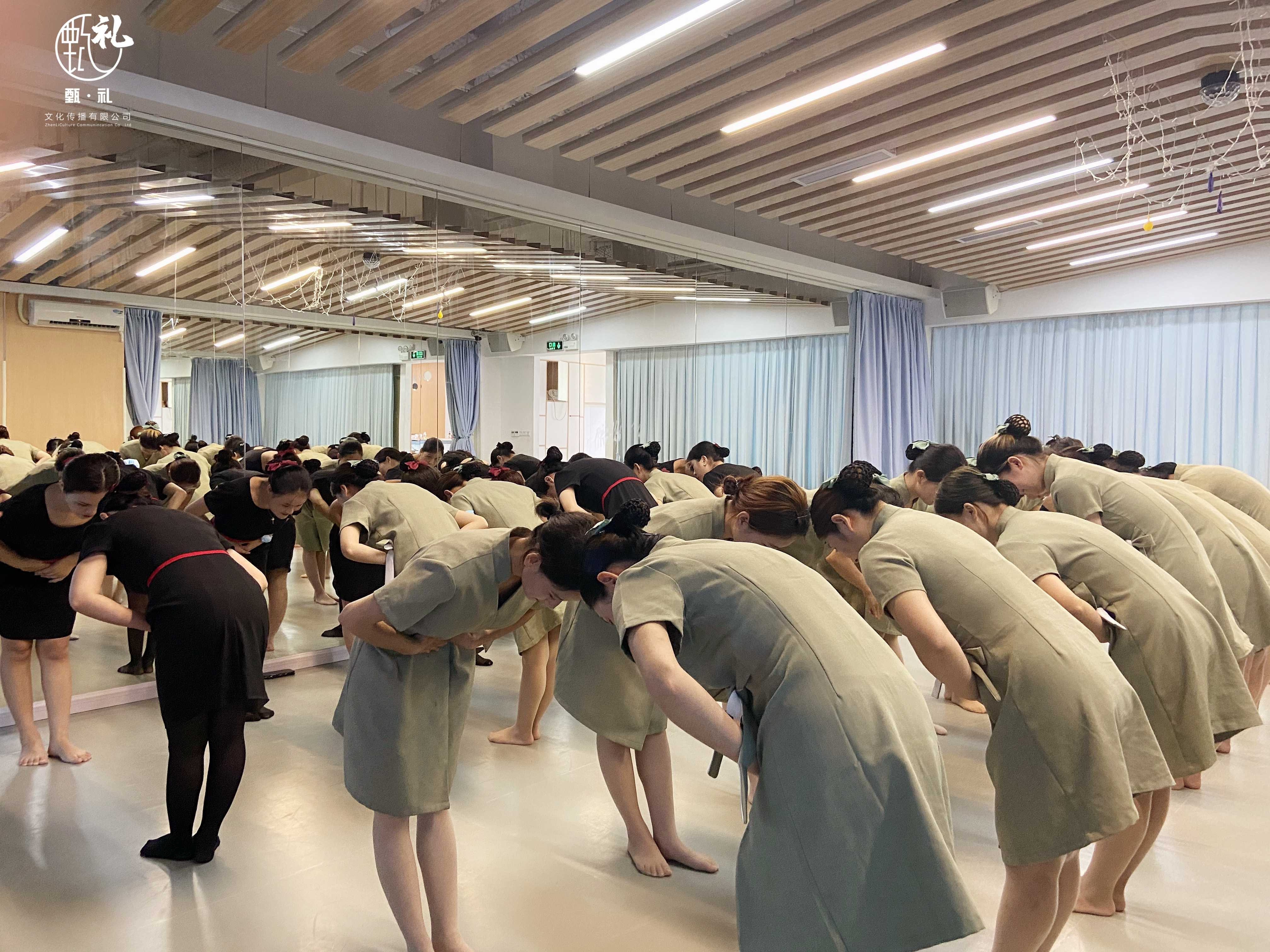 提升企業(yè)服務(wù)效能，為什么選擇佛山服務(wù)禮儀培訓(xùn)班？